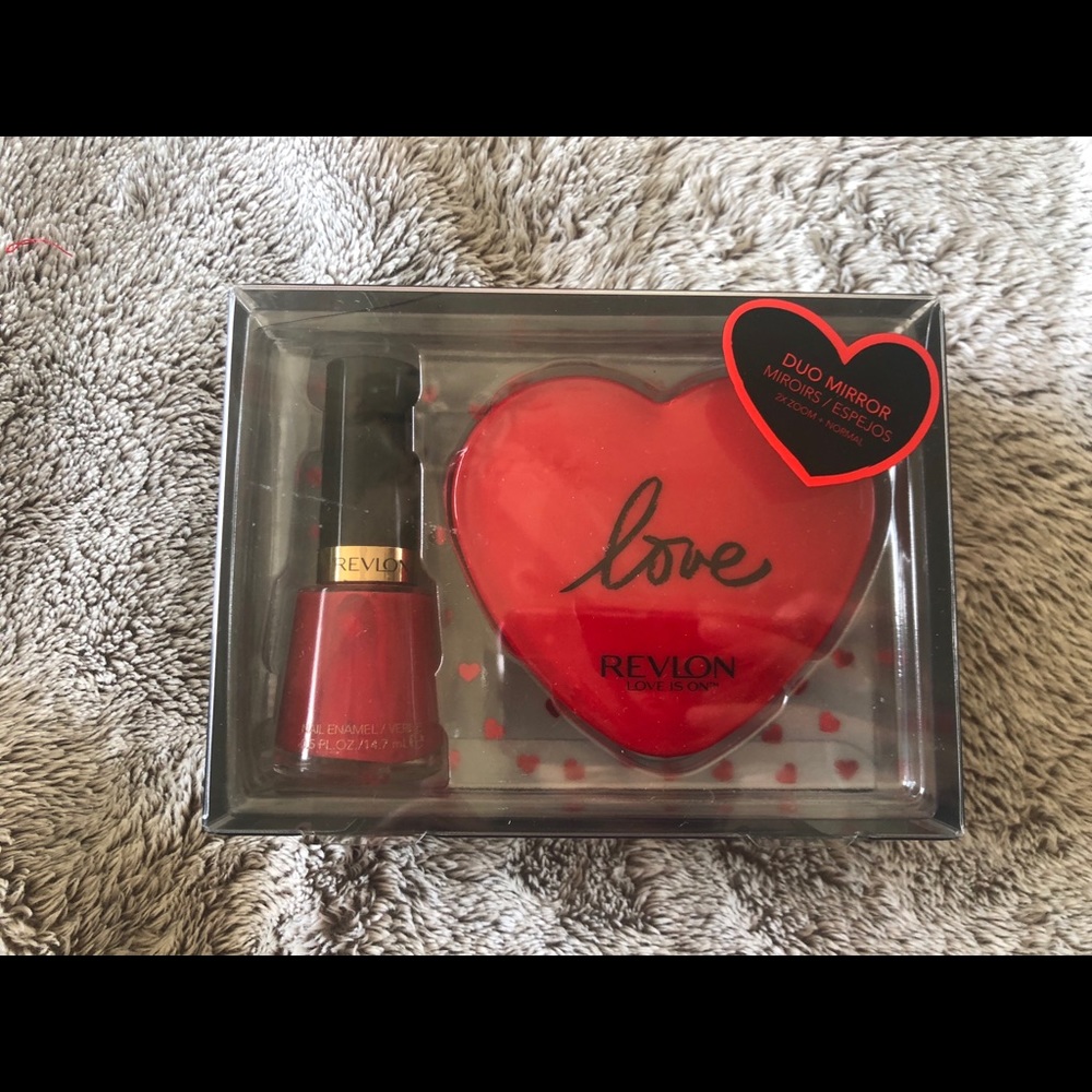 Revlon Nail Polish & Compact Mirror Gift Set